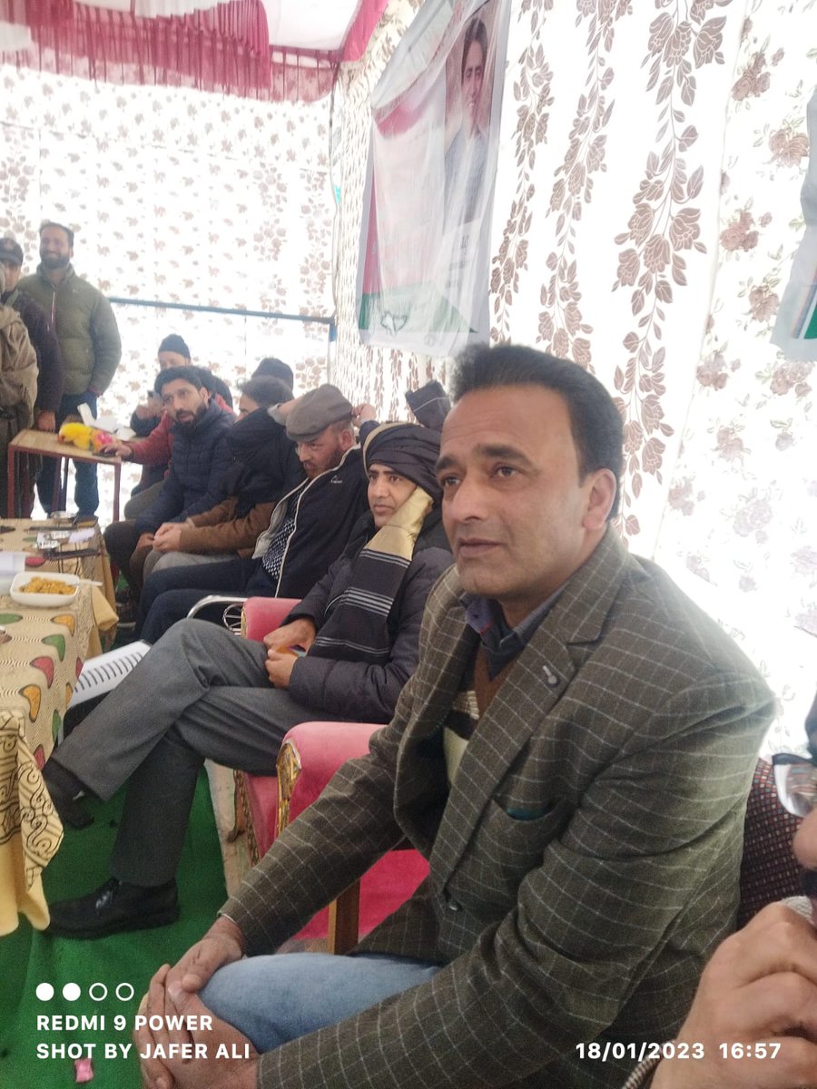 MBudgami's tweet photo. For the first time in 70 years, DC Pulwama Basir-ul-Haq Chaudhary Sahib went to the remote and backward area of ​​Didarpura Swinad of Tral sub-district today to listen  their problems and assured them to solve these problems immediately.
@OfficeOfLGJandK @BaseerUlHaqIAS @PMOIndia https://t.co/qWpSUphxrn