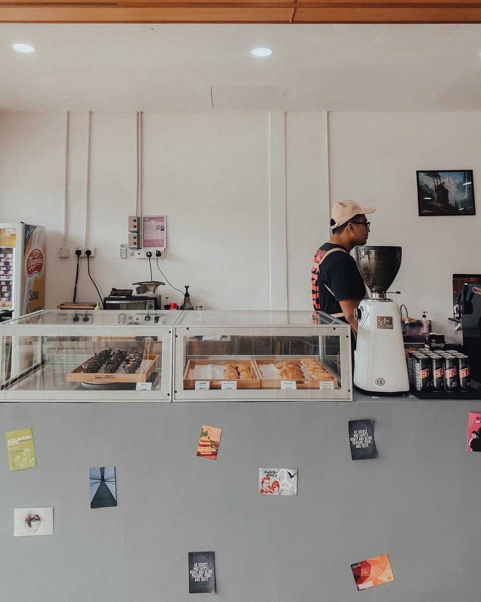 Kafe Jepun Dimiliki Muslim di Terengganu ! 😍

Kafe ini juga membawa konsep 'Mini Library'.

📍 Zahon Cafe ザ本カフェ , Lot 695 Jalan Simpang, Jalan Sungai Rengas, 20050 Kuala Terengganu, Terengganu
⏲️ 12-10PM | Tutup : Selasa
📸 frdauzakaria