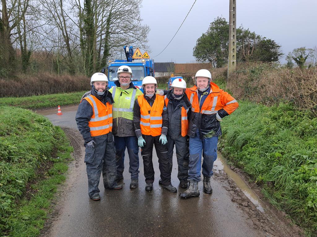 enedis_hdf's tweet photo. Tempête #Gerard 🌫 Les réparations continuent en #Normandie pour rétablir les derniers clients privés d'électricité. 🚧 A St Germain de Varreville, Romain, Olivier, Jonathan, Cyril et Renaud raccrochent un câble ⚡tombé au sol suite à la chute d'un arbre #FIRE #ServicePublic 🚛 https://t.co/cFlRS9nnWS