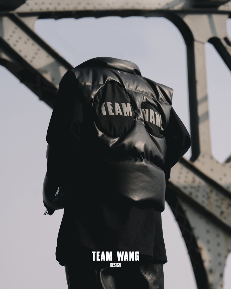 TEAM WANG design COOKIES - BE BALLOON
INVISIBLE MAN OOTD

In between the winter city and space 
A warm interpretation of an elevated style

#TEAMWANGdesign
#TEAMWANGCOOKIES
#BEBALLOON