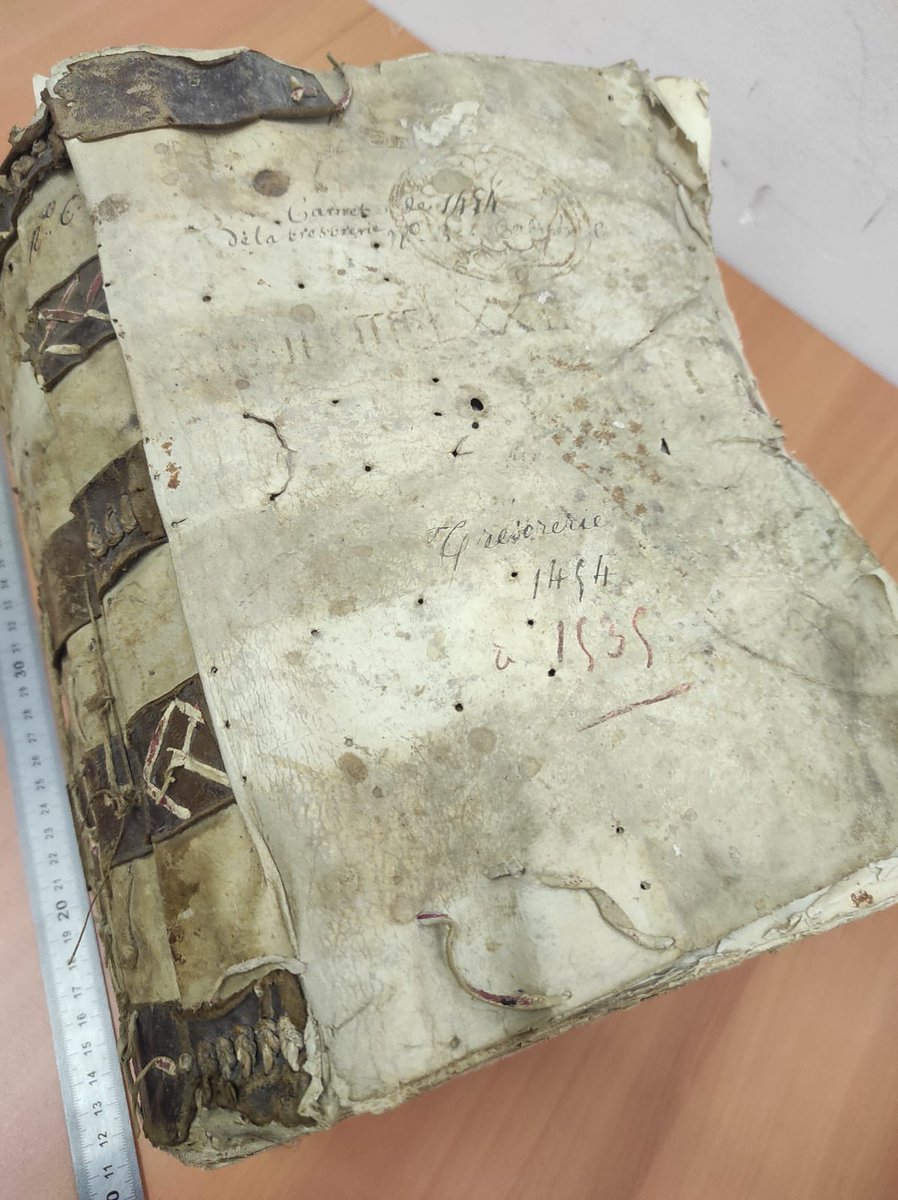 Préparation d'un chantier de conditionnement et de dépoussiérage : 
Prise des mesures pour la fabrication des boites
<a href="/LaBoiteCauchard/">CAUCHARD</a> 
#conservationpreventive