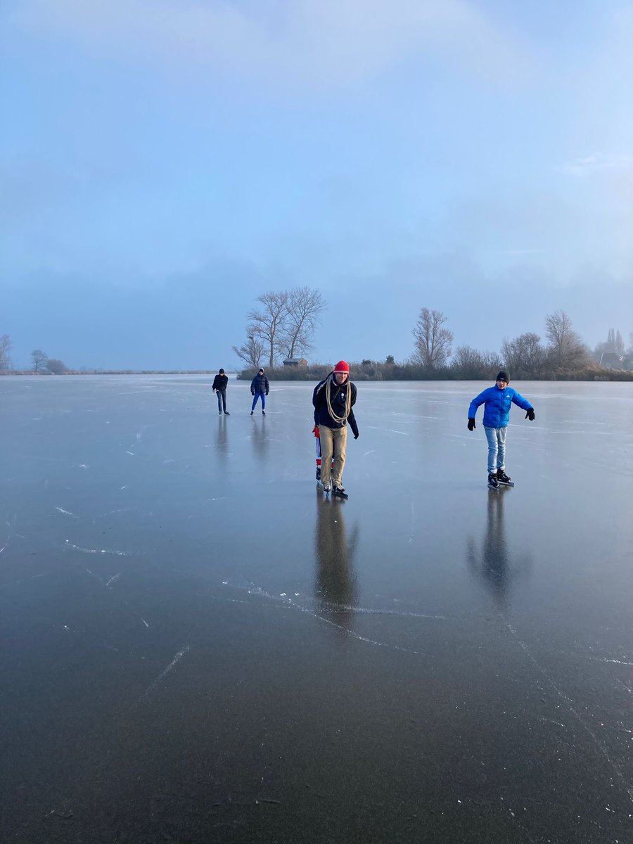 MaanenRoon's tweet photo. Hardlopen in #Middenduin; en er lag weer ijs! Gaan we nog een keer schaatsen deze winter (foto rechts: Holysloter Die)? https://t.co/Q7dkbLstR4