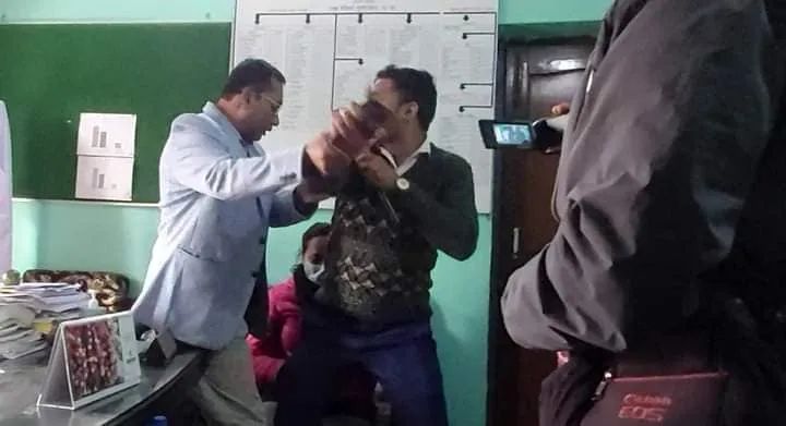 स्वास्थय मन्त्री र सरकार ?
म माथी कोशी अस्पतालका मेडिकल सुपरिटेन्डेन्ट लक्ष्मिनारायण यादबले हातपात गरेका छन् । आज बिहान एक १८दिनको शिशुलाई उपचारका लागी कोशि अस्ताल लग्यो , अस्पतालले मृत घोषणा गर्यो । आफन्तले दाहसंसकारका लागी नदि किनारा लगिरहदा बच्चा रुन  थाल्यो
FromMRR
#mrr