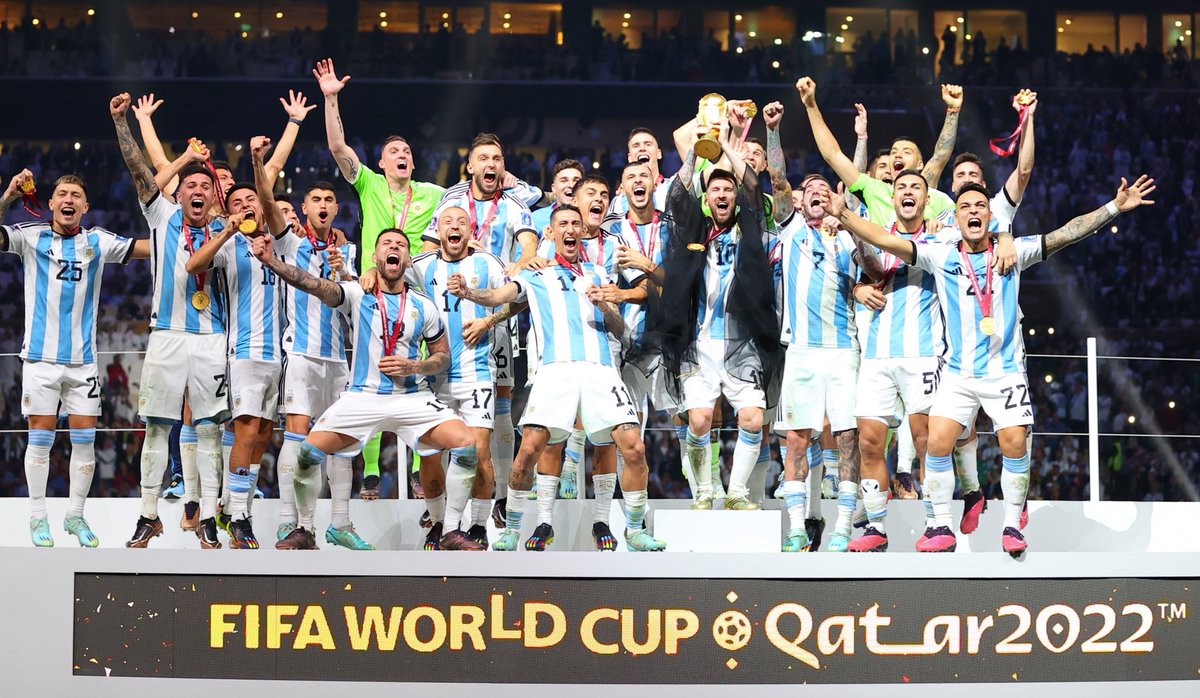 A un mes de la justicia divina en el fútbol

A un mes del día más feliz de nuestras vidas

A un mes de una imagen eterna

A un mes de la tercera estrella

Somos campeones del mundo🇦🇷¿Cayeron?