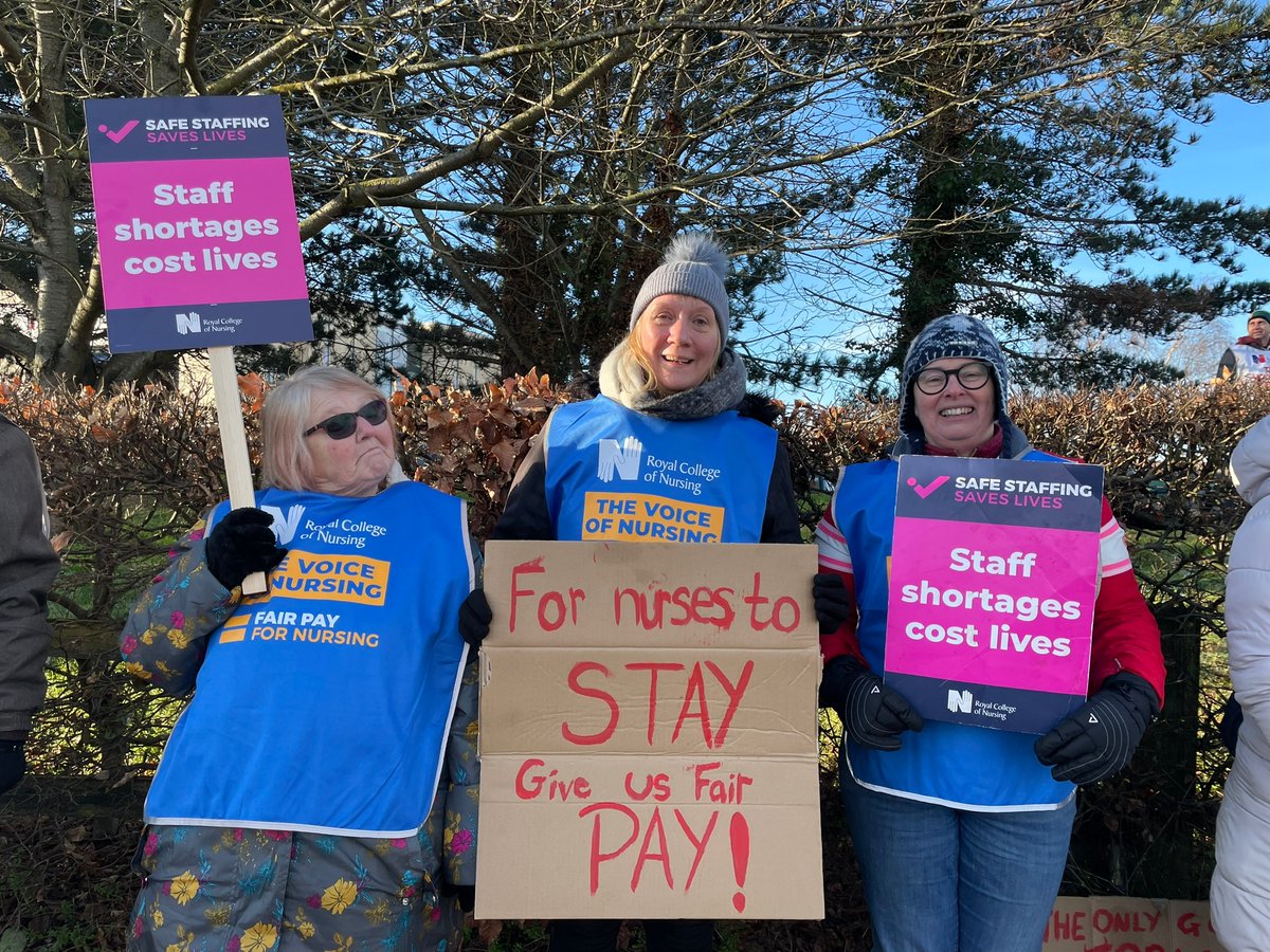 Nurses on <a href="/theRCN/">The RCN</a>⁩ picket line at Ipswich Hospital this morning:

#NursesStrike