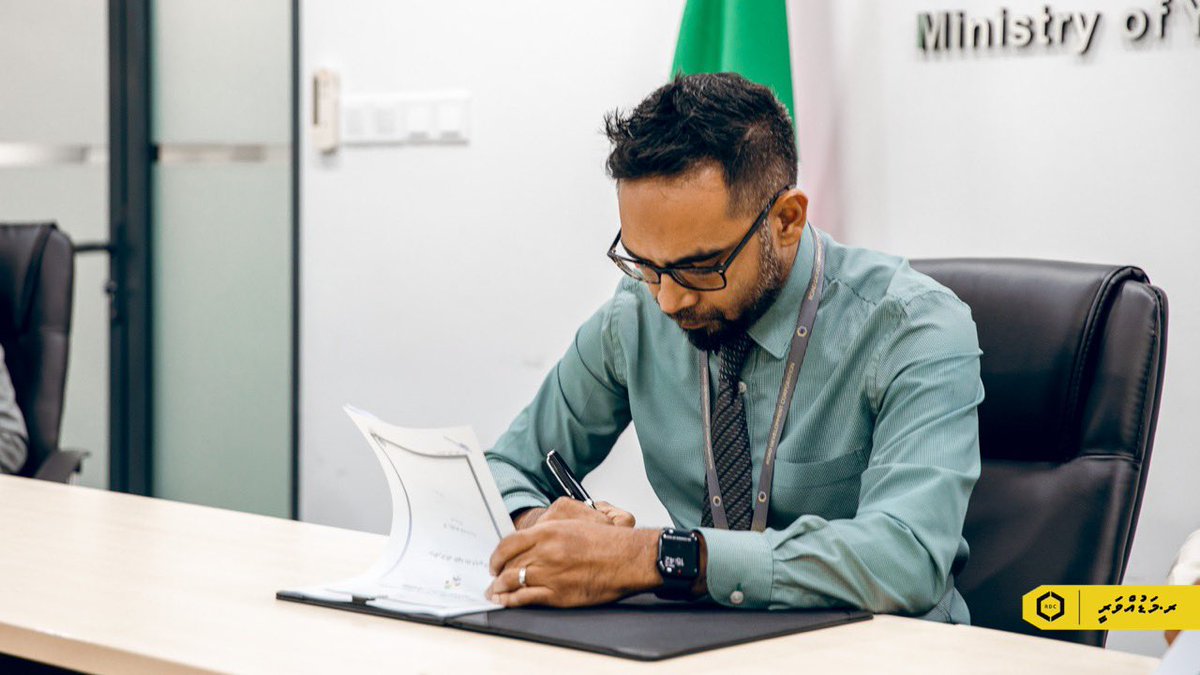 rdcmaldives's tweet photo. ރ. މަޑުއްވަރީ ފުޓްބޯޅަ ދަނޑު ތަރައްޤީކުރުމުގެ މަޝްރޫޢުގެ ދަށުން ސަބްބޭސް އެޅުމުގެ އެއްބަސް ވުމުގައި ޔޫތު މިނިސްޓްރީ އާއިއެކު މިއަދުވަނީ ސޮއިކުރެވިފައި. #TeamRDC https://t.co/g6yA8wlfEX