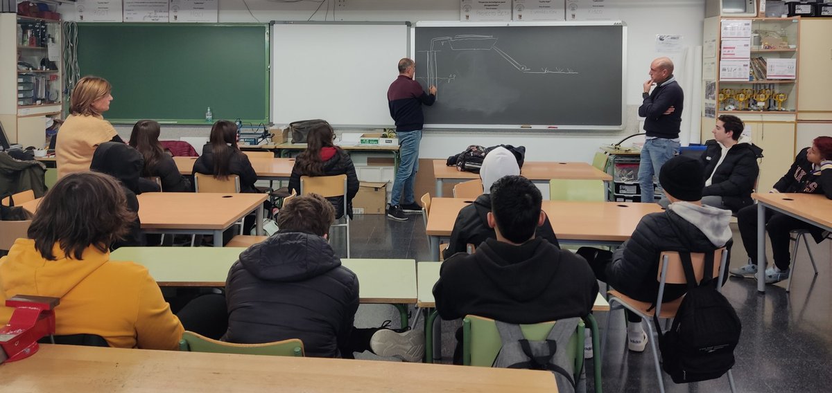 roboluti_on's tweet photo. Hoy hemos tenido la gran suerte de recibir la visita de Juanjo Rodes e Ismael Gil, grandísimos expertos en sistemas hídricos. Hemos debatido con ellos nuestro proyecto y sus aportaciones han sido de gran utilidad. Gracias amigos! #SuperPowered @FLLAlicante @FLL_Spain https://t.co/2L2iM2UfVT