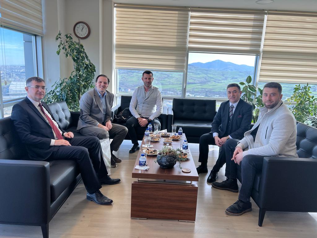 DGkurumsal's tweet photo. #Samsun ziyaretimizden kareler..
Genel Müdürümüz ve şirket kurucumuz Sayın Kemal Demir vasıtasıyla değerli firmamız Ünye Madencilik 'nn #YYS başvurusunu Orta Karadeniz Gümrük ve Dış Ticaret Bölge Müdürü Dr. Musa AYDEMİR'e ilettik.
#DemirGroup #hizmet #gümrük #DemirlerGümrük https://t.co/hocGYMOX8U