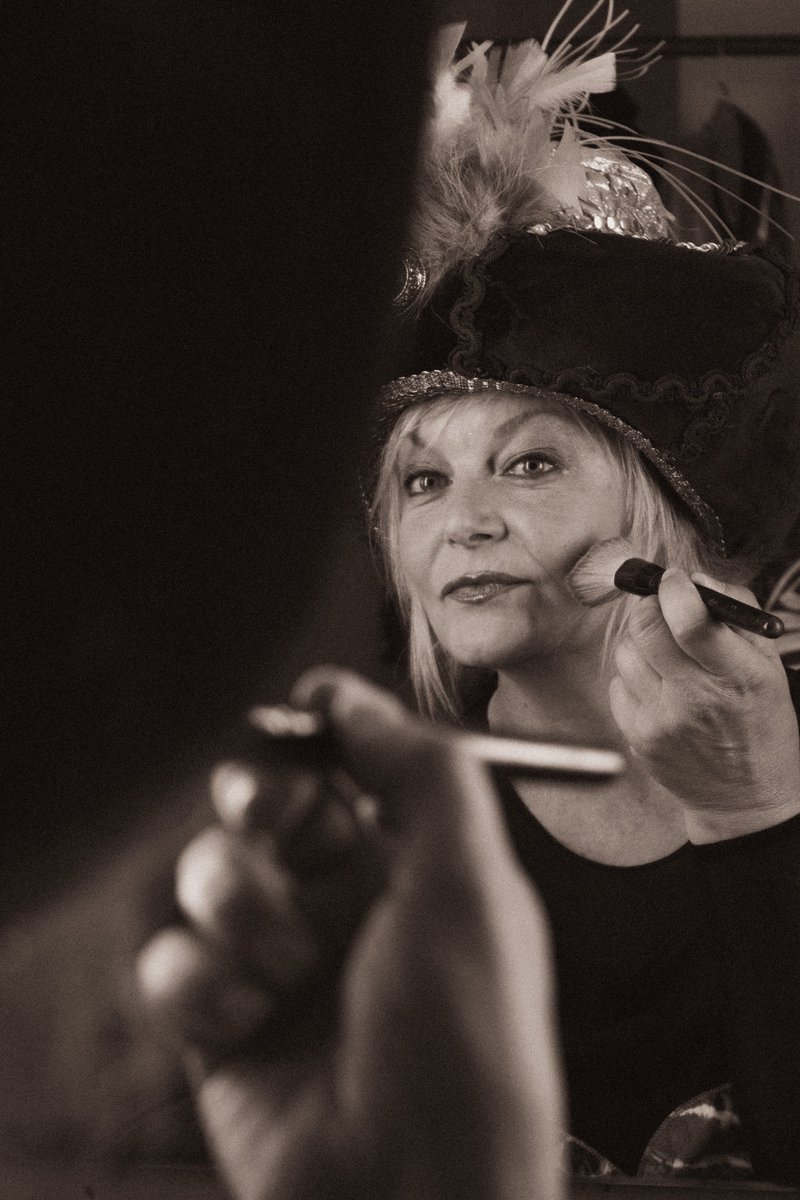 🔉 OBRIM NOVA FUNCIÓ
🗓️ Diumenge 2⃣9⃣ de gener de 2023
🕰️ 12.00 h
🎭 TERE SOLA(MiENTE)
👉 La Tere Solà perd l'accent i es troba sola a l'escenari, l'actriu es despulla davant del públic (no ens referim a un striptease) sinó més aviat a...
ℹ️ Entrades: shorturl.at/ktuCI