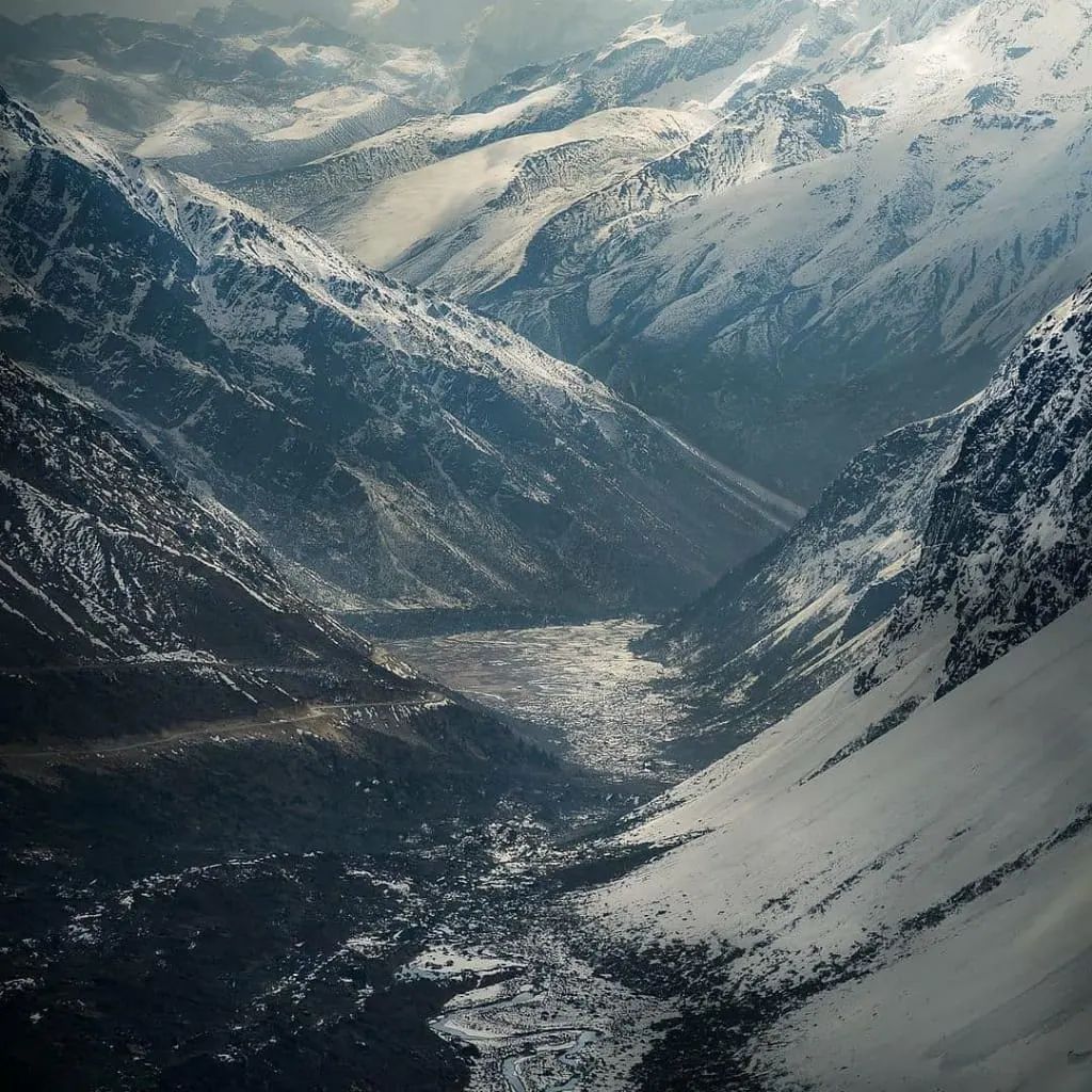 DestNortheast's tweet photo. Unmatched Beauty!🏔

A celestial charismatic view of the #ChoptaValley and the meandering rivers flowing over it, in Sikkim.

📸@ranitdholey

#tourism #Gangtok #IncredibleIndia https://t.co/91BLxnOYZR