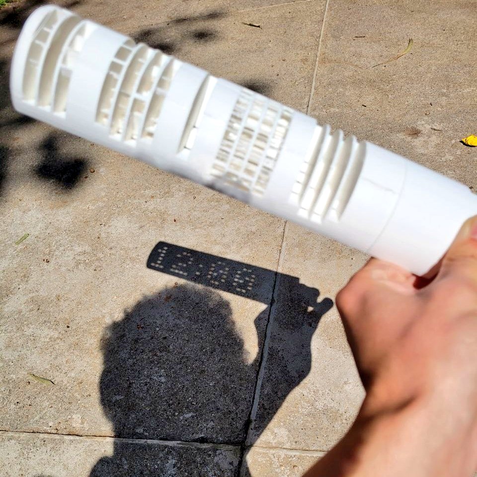 tutumassola's tweet photo. esse Relógio Solar com Display "Digital" é arquivo q estava para imprimir há anos, e finalmente o fiz para o Festival de Astronomia da escola no ano passado!! isso parece mágica, bora entender como funciona? + 🕰🌞🔭 https://t.co/sDxKw7UG47