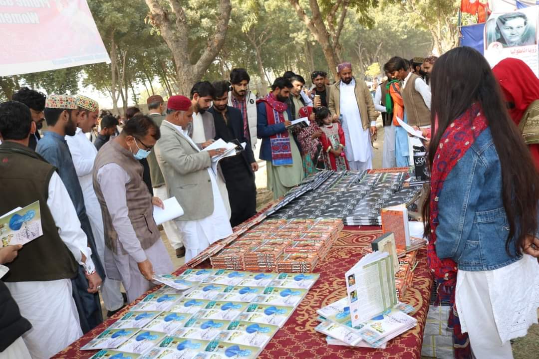 sscsindh's tweet photo. پريس رليز
 ايس ايس سي پاران ڪالھ سن ۾ ڪيمپ لڳائي وئي جنھن ۾ سنڌ سميت دنيا جي مختلف خطن ۾ پنھنجي غير معمولي شخصيت ۽ جدوجھد جي علامت بڻيل عورتن جي بايوگرافي جا پوسٽرس لڳائي کين خراج سان گڏوگڏ سندن قربانين کي سنڌي عورت لاءِ اُتساھ طور روشناس ڪرايو ويو ۽ ڪتابن جو اسٽال پڻ لڳايو ويو. https://t.co/lJHXnpgWVm