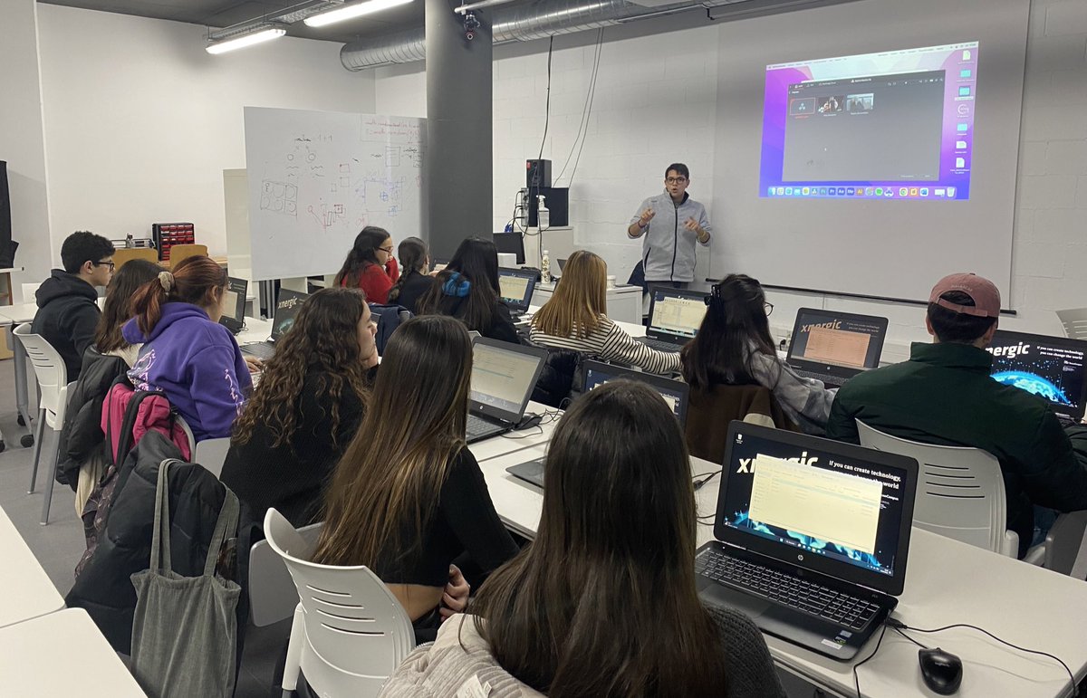 HUB4TecnoCampus's tweet photo. Avui els alumnes🙇 del cicle formatiu de grau mitjà d'arts plàstiques i disseny🎨 de l'escola GEM (@escolagem) realitzen un taller sobre eines de software de la suite #Adobe per a la confecció d'un #motiongraphics als laboratoris del @TecnoCampus 📍

🗣️ Professor @Arcadi_Martin https://t.co/BTvtb7Cap2
