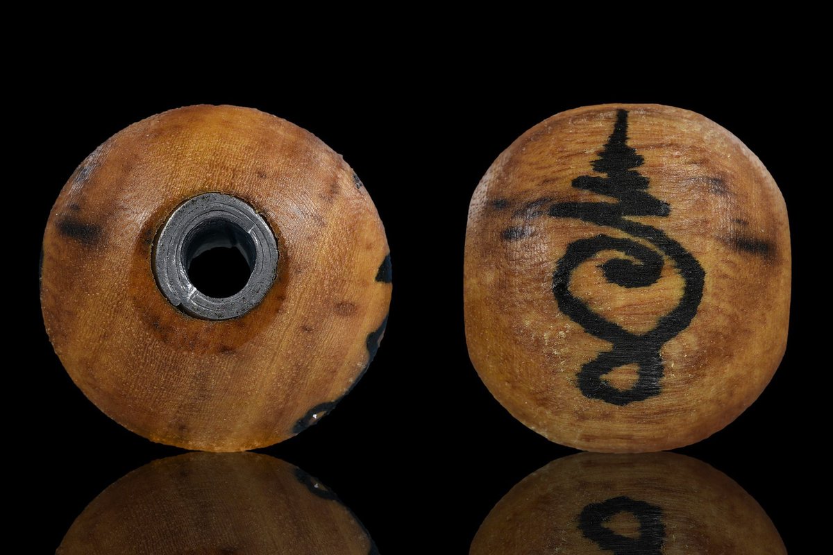 ความรู้ใหม่เลยนะอันนี้ วิชาเทพศาสตราของไทยคือล้ำมากจริงๆ การทำคันธนูก็ต้องใช้ไม้ไผ่ที่โดนฟ้าผ่าเอามาปลุกเสก ส่วนกระสุนก็ต้องทำจากดินจอมปลวกไม่ก็สะเก็ตดาว หรือถ้าให้พลังแกร่งกล้าสุดก็ต้องทำจากปรอท เวลายิงต้องรวบรวมพลังจิตแน่วแน่ แต่ถ้าคนใช้ธนูเป็นคนเลวก็จะมีบาปกรรม