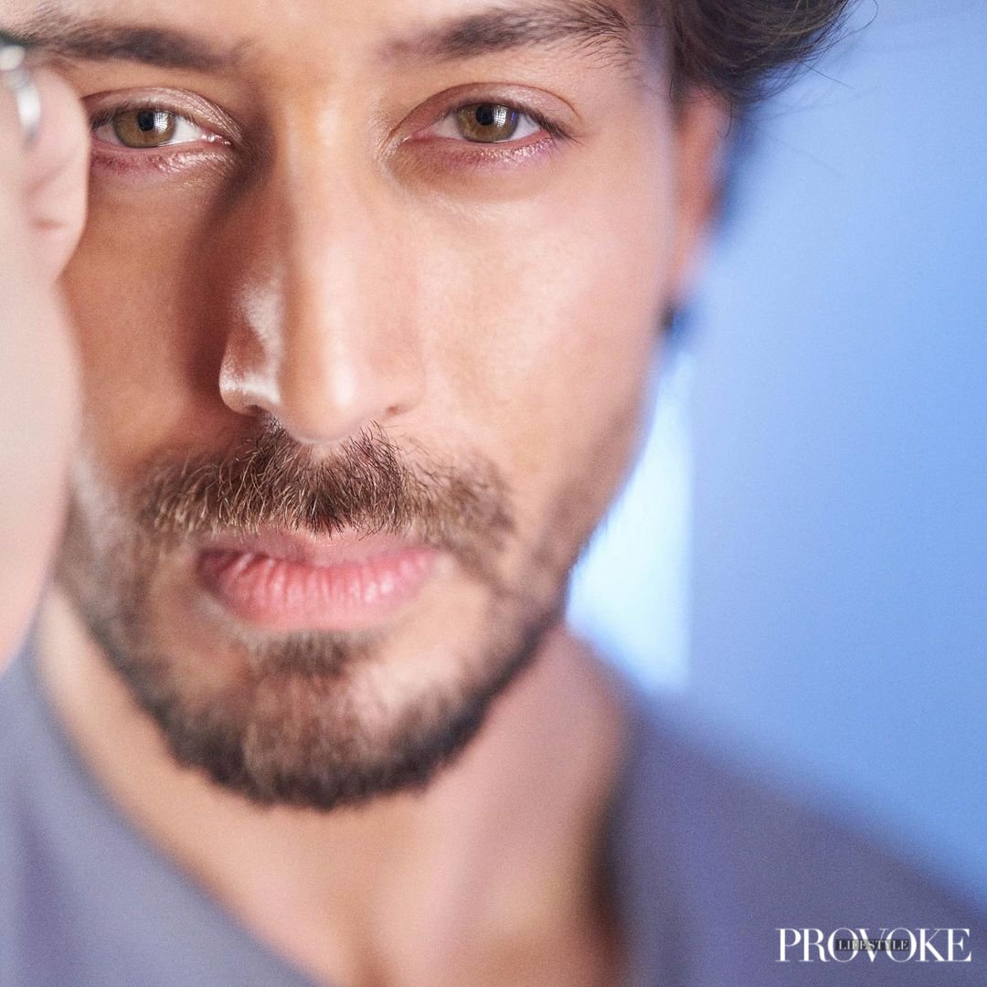 provoke_social's tweet photo. A simply flawless picture of Tiger Shroff : Perfection in every detail , Stunning in every angle๐ฎ
#tigershroff #tiger #ghungroo #hrithikroshan #brandshoot #workingsunday #postpackup #gaze #closeup #photography https://t.co/hInA2RY3vC