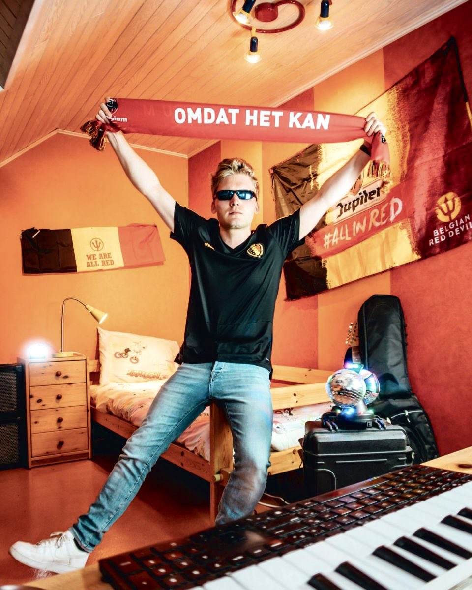 Het zijn er 3 op Twitter,ons punt blijft hetzelfde : achtergrondzanger👉Eurosong finalist,drumster👉frontvrouw,keyboarder👉populaire DJ.
Vele muzikanten die zich met instrumentaal kunnen,visie,hard werken én gezonde dosis geduld zichzelf tot heuse frontvrouw of -man ontplooien.