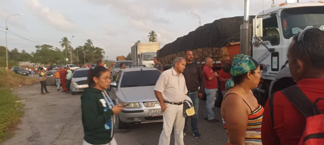 ACastilloVzla's tweet photo. ¡5 meses #SinAgua tienen los vecinos de la urbanización #ElMolino! Hoy decidieron trancar en la entrada de la empresa #Invepal, ya no reciben respuesta de los entes gubernamentales. https://t.co/yXz1RXE082
