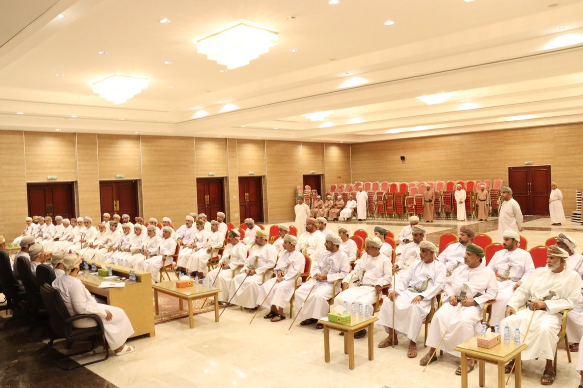 BsGovernate's tweet photo. سعادة الشيخ سيف بن حمير ال مالك الشحي #محافظ_جنوب_الباطنة يلتقي بمشايخ ورشداء ولاية الرستاق لاستعراض جملة من المشاريع الخدمية والتنموية. https://t.co/FH18sKKTNz