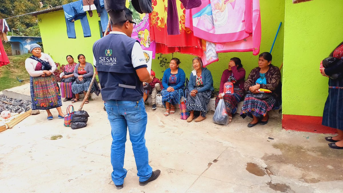 SESAN_Solola's tweet photo. Santa Lucía Utatlan avanza con procesos de consulta y sensibilizacion sobre Salud y Nutricion. A través de la #COCOSAN el Paraje Buena Vista, junto a la Organización Pies de Occidente. Se analizaron propiedades de alimentos y prepararon platillos nutritivos. #GCNN https://t.co/wWHDITJ0Sk