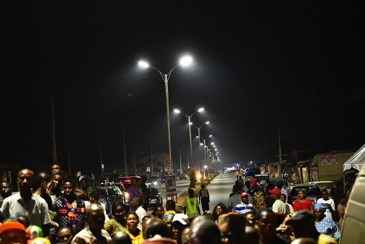 EdoStateGovt's tweet photo. There was great excitement on Tuesday evening around New Benin, 2nd East Circular and their adjoining roads in Benin-City, as @GovernorObaseki switched on another 6.5 km of street light installations in the areas.
#EdoMEGA #InvestinEdo #LightUpEdo https://t.co/mrKFEUt5ox