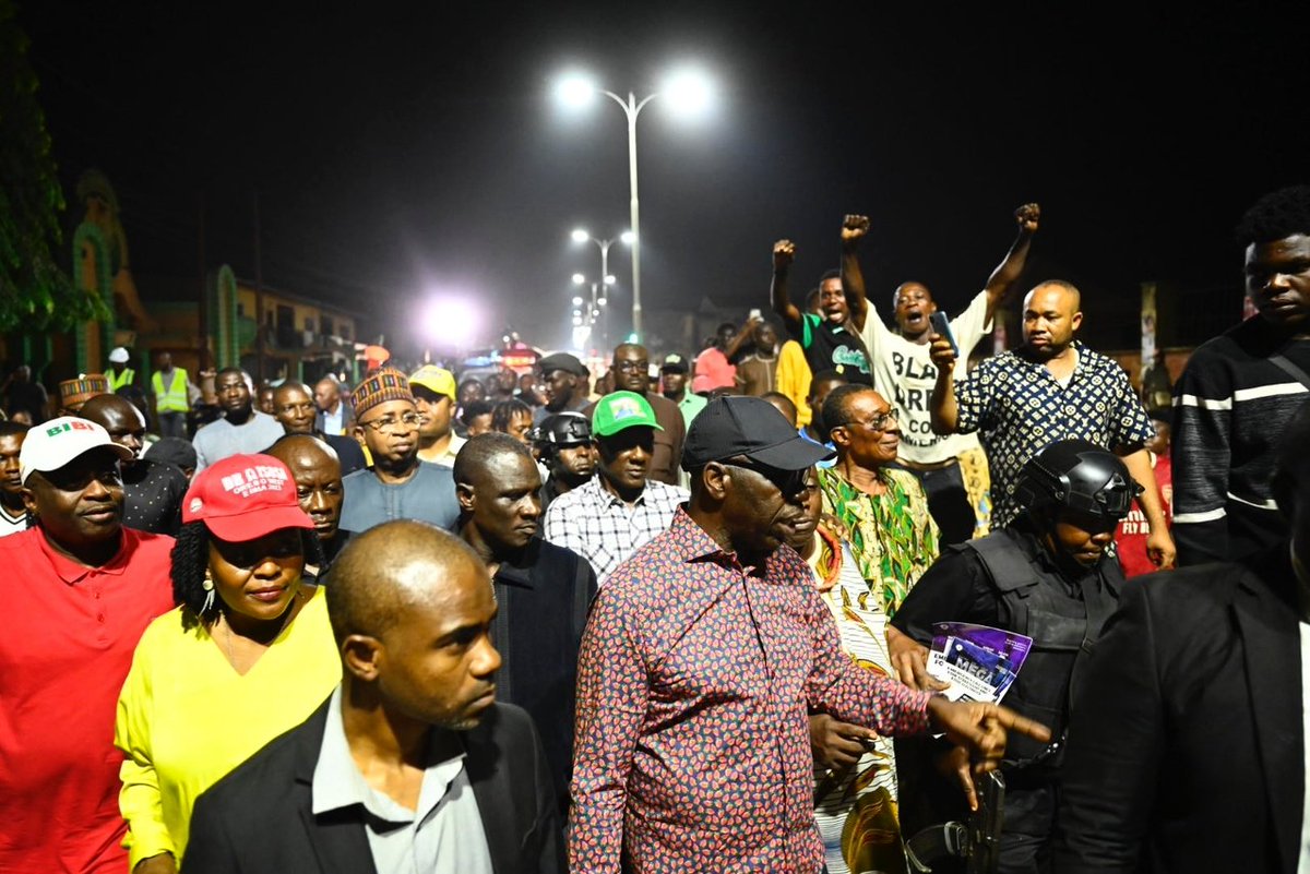 EdoStateGovt's tweet photo. There was great excitement on Tuesday evening around New Benin, 2nd East Circular and their adjoining roads in Benin-City, as @GovernorObaseki switched on another 6.5 km of street light installations in the areas.
#EdoMEGA #InvestinEdo #LightUpEdo https://t.co/mrKFEUt5ox