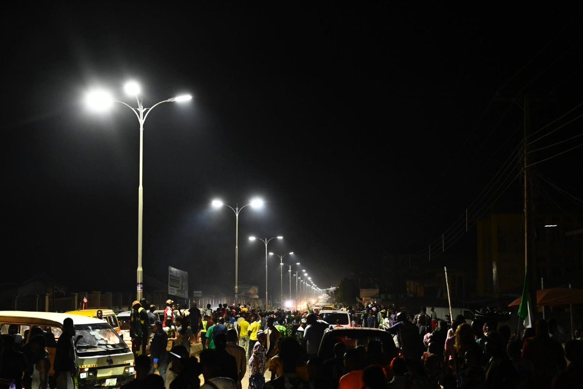EdoStateGovt's tweet photo. There was great excitement on Tuesday evening around New Benin, 2nd East Circular and their adjoining roads in Benin-City, as @GovernorObaseki switched on another 6.5 km of street light installations in the areas.
#EdoMEGA #InvestinEdo #LightUpEdo https://t.co/mrKFEUt5ox
