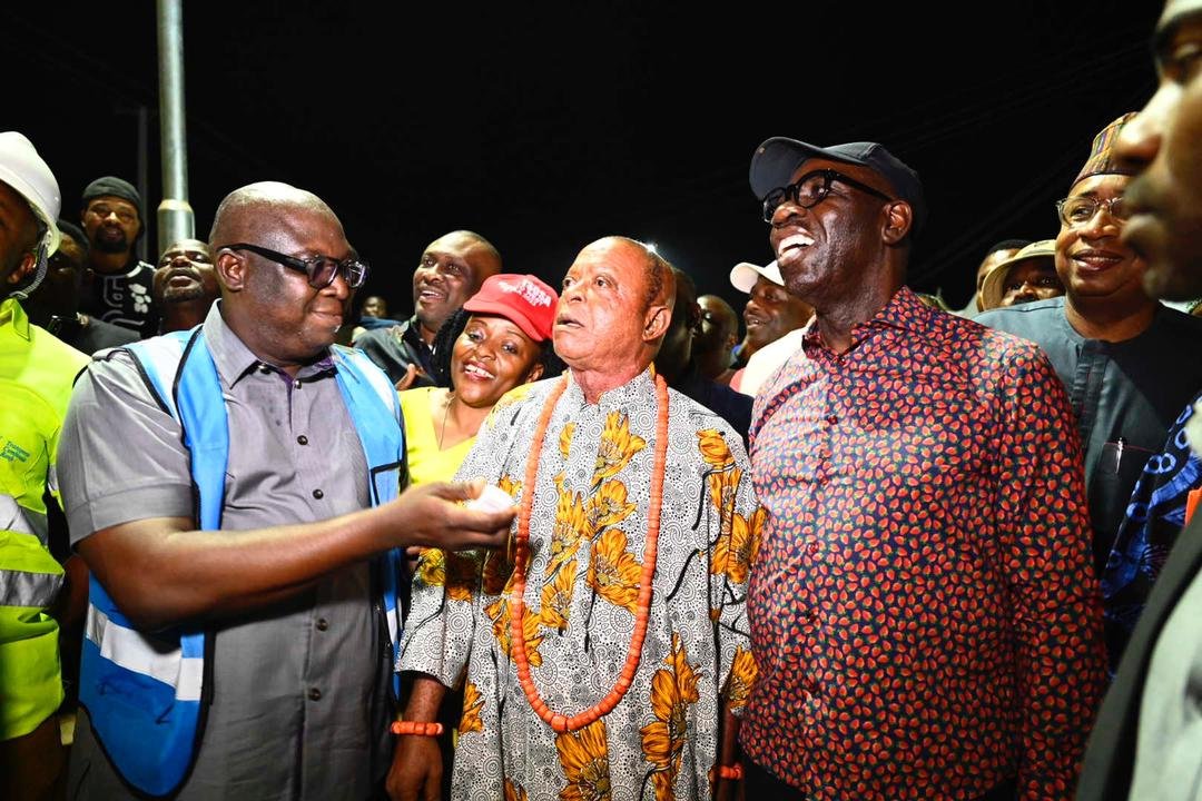 EdoStateGovt's tweet photo. There was great excitement on Tuesday evening around New Benin, 2nd East Circular and their adjoining roads in Benin-City, as @GovernorObaseki switched on another 6.5 km of street light installations in the areas.
#EdoMEGA #InvestinEdo #LightUpEdo https://t.co/mrKFEUt5ox