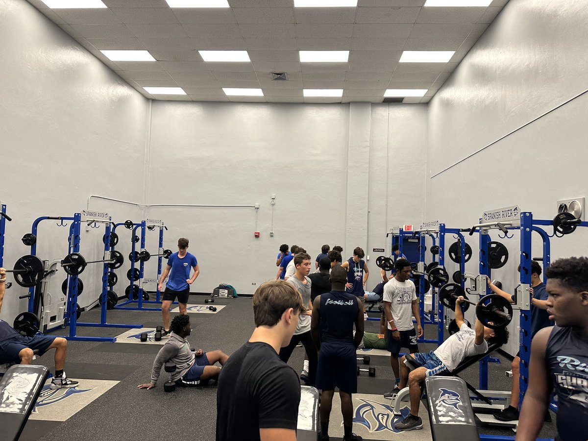 SuarezOLcoach's tweet photo. Off-season weightlifting 🏋️‍♀️ with the @river_boyz1. All in for 2023 💪🏼🏈@CoachHallSr @mikehall_32 @tjonesamazing @CoachHeadley @river_boyz1 @CoachJP__ @MattsSportsBlog https://t.co/1KGSfwfzMW