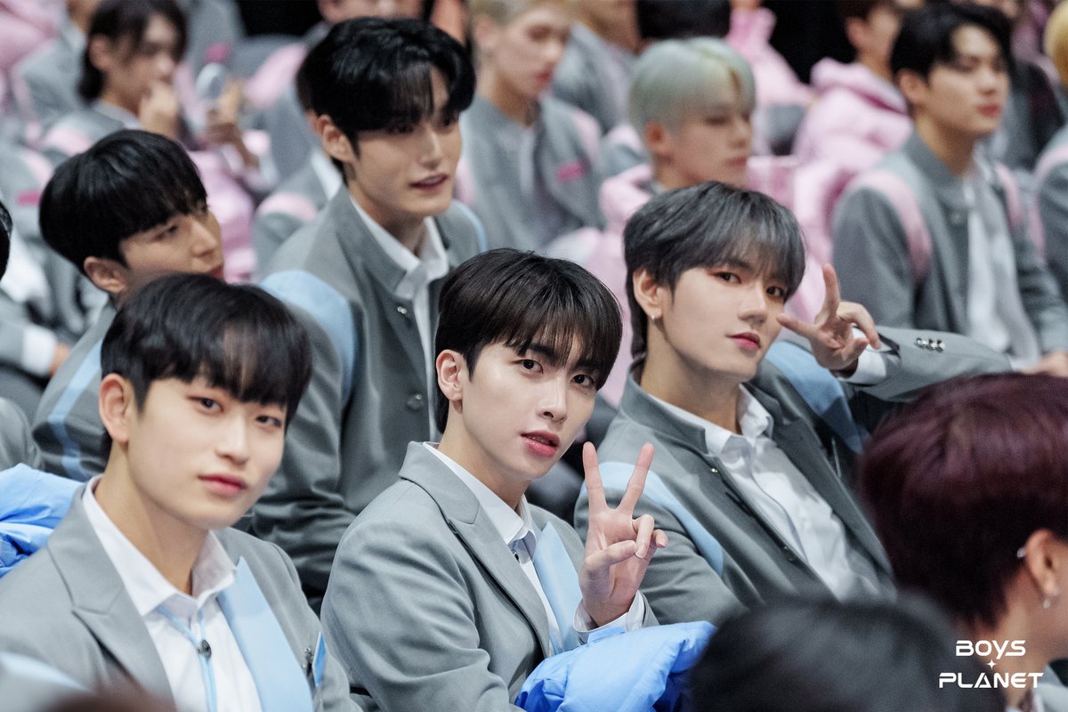 _mnetplanet's tweet photo. <매력 발표회> 비하인드 포토 공개📸

스타 크리에이터님들과 소년들의 설렘 가득 첫 만남💓순.간.포.착!✨

소년들의 더 많은 정보를 알고 싶다면?
▶ 프로필 링크를 확인하세요!

<#BOYSPLANET>
02. 02 (Thu) 8PM (KST) 첫방송

#보이즈플래닛 #Mnet https://t.co/YUJvhwHZ9F