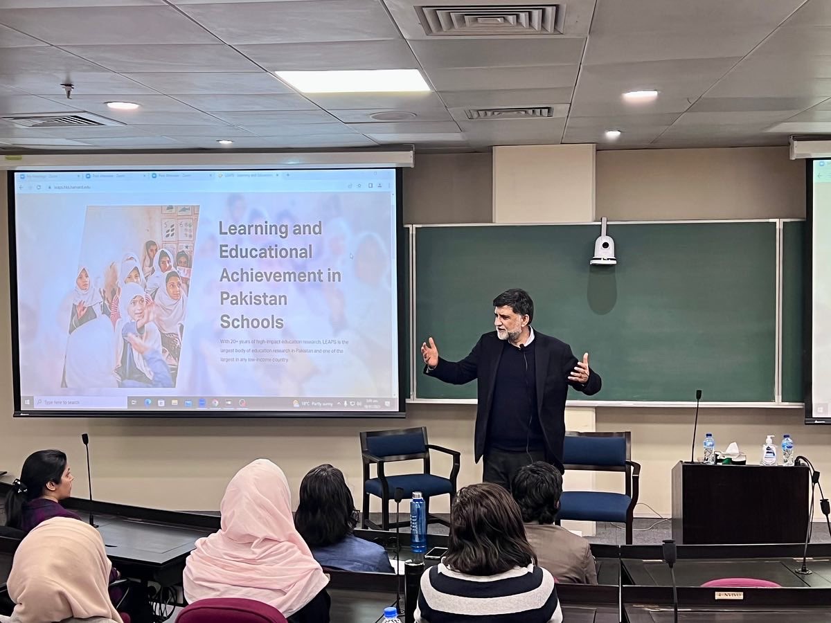 LUMS_SOE's tweet photo. Students excited to enagage with Dr. Tahir Andrabi, Inaugural Dean SOE LUMS and hear about his ongoing research and work!
#LifeatSOE @AndrabiTahir https://t.co/R8ugau2Zlu