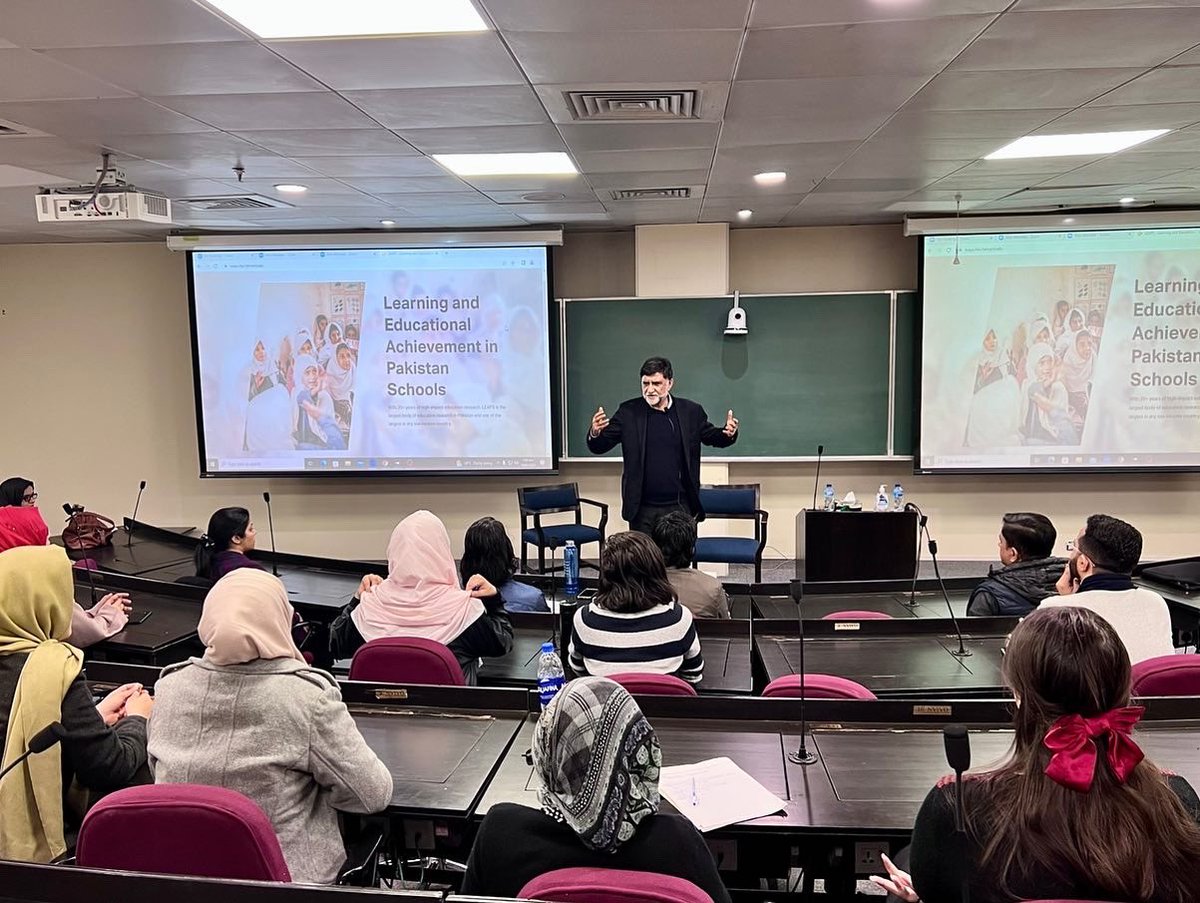 LUMS_SOE's tweet photo. Students excited to enagage with Dr. Tahir Andrabi, Inaugural Dean SOE LUMS and hear about his ongoing research and work!
#LifeatSOE @AndrabiTahir https://t.co/R8ugau2Zlu