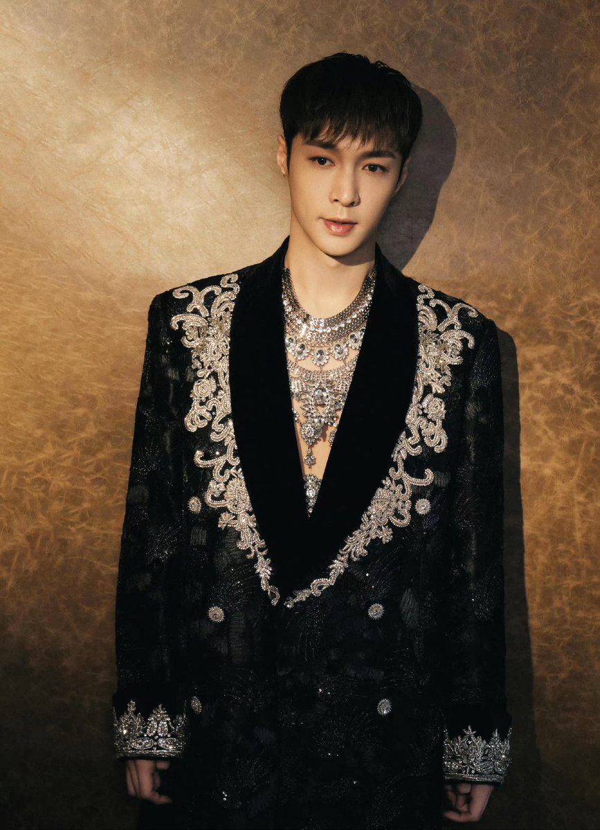 Layzhangcharms's tweet photo. 230118 @lay_studio Weibo Update(1/1)

There is only one word "handsome". I want to say it a hundred times - tonight, the head manager and producer of the D.N.A Music Alliance, blow up +2023!

#11YearsWithLAY #11YearsWithYixing 
#LayZhang @layzhang https://t.co/EtWUgRvLnq