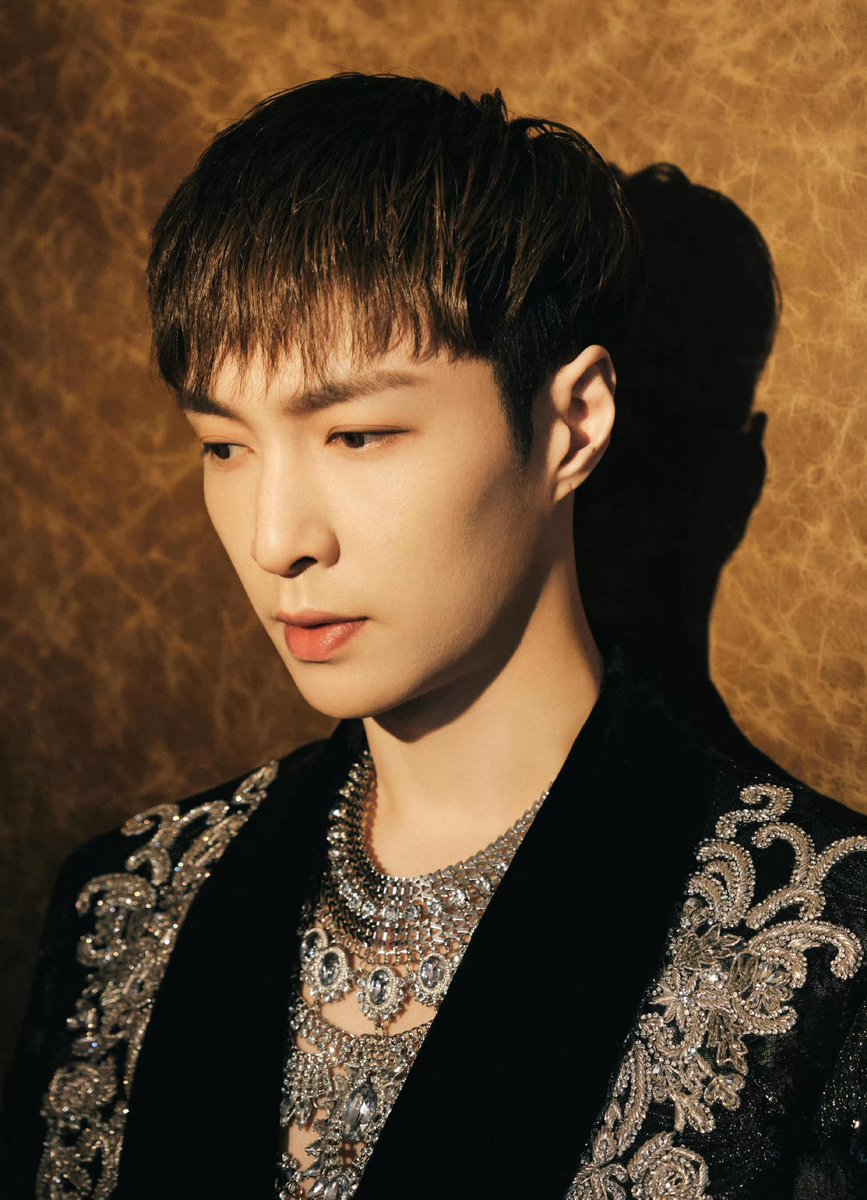 Layzhangcharms's tweet photo. 230118 @lay_studio Weibo Update(1/2)

There is only one word "handsome". I want to say it a hundred times - tonight, the head manager and producer of the D.N.A Music Alliance, blow up +2023!

#11YearsWithLAY #11YearsWithYixing 
#LayZhang @layzhang https://t.co/qt5Qg92fb2