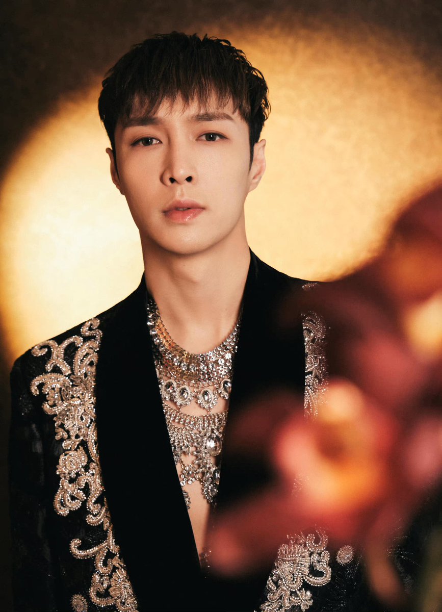Layzhangcharms's tweet photo. 230118 @lay_studio Weibo Update(1/2)

There is only one word "handsome". I want to say it a hundred times - tonight, the head manager and producer of the D.N.A Music Alliance, blow up +2023!

#11YearsWithLAY #11YearsWithYixing 
#LayZhang @layzhang https://t.co/qt5Qg92fb2