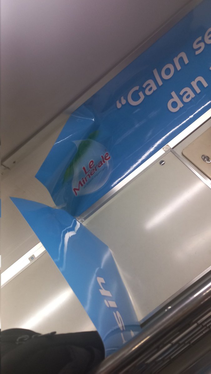 febstyoarie's tweet photo. @Le_MineraleID iklan yang di commuter ada yang rusak https://t.co/s6ER6tTCKX