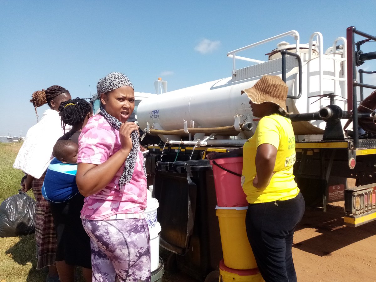 Mpho52268817's tweet photo. @asivikelane, @Nkgopotse_M, @Planact_NGO thank you water and sanitation and clr nkgopotse Nsizwa mekgwe for sending the water tuck here at ext21 railway informal settlement and ext 17 https://t.co/HC4w3fl97M