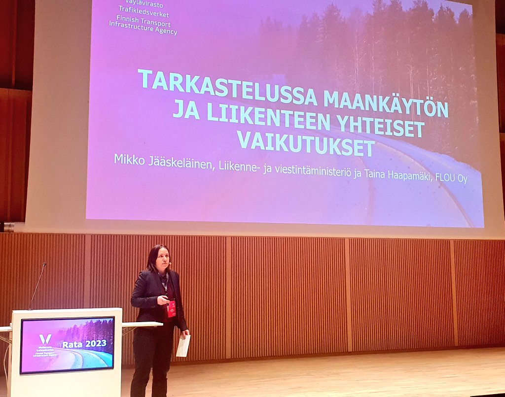 #Rata2023 lavalla @FLOU_ltd @TainaHaapamaki esittää näkökulmia maankäytön ja liikenteen yhdistämisestä strategisella tasolla. Taustatyössä mukana mm. @lvmfi Mikko Jääskeläinen

#vaikutustenarviointi
#vuorovaikutus
#estevaikutus

#hanketaso
#ohjelmataso
#kestävyys

#toimenpiteet