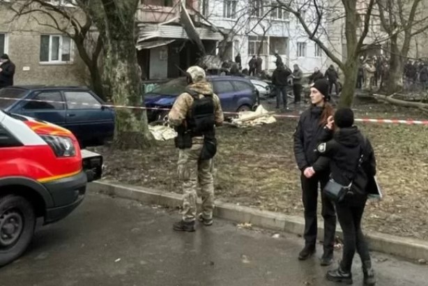 Metropoles's tweet photo. Queda de helicóptero mata pelo menos 15 pessoas na Ucrânia; ministro está entre as vítimas.

Helicóptero caiu no subúrbio de Kiev, próximo a um jardim de infância. Ministro do Interior da Ucrânia, Denys Monastyrsky não resistiu.

Leia: https://t.co/WXITOGODQo https://t.co/y42OokizFF