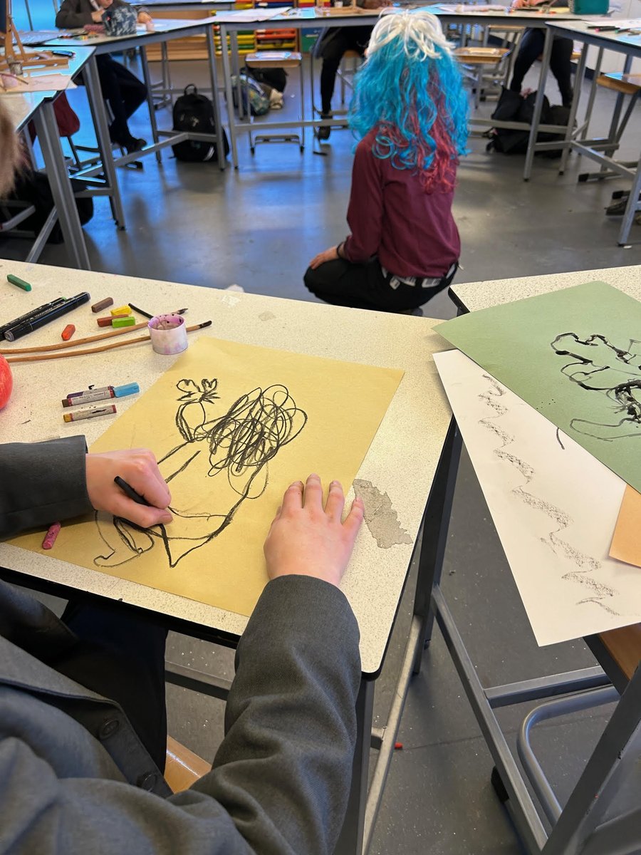 hhs_arts's tweet photo. Experimental life drawing in Art Club with Y7&amp;Y8 was so much fun! With different materials, drawing challenges and lots of props we created some really interesting outcomes! @HHSHaringey https://t.co/uAKuLLElfK