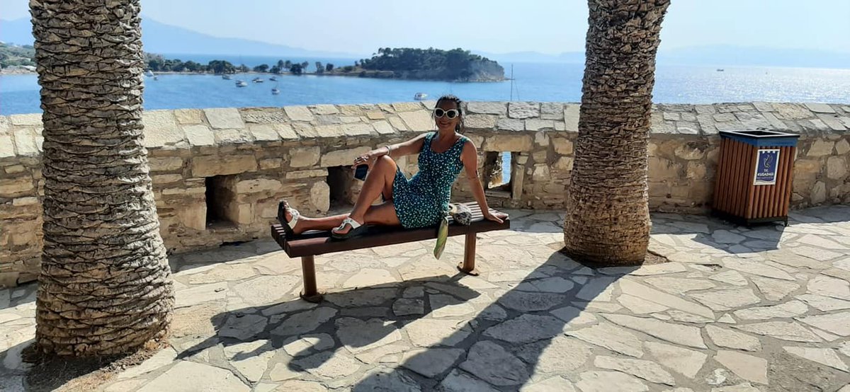 NeferNasrah's tweet photo. “Happiness radiates like the fragrance from a flower and draws all good things towards you.”

“Mutluluk bir çiçeğin kokusu gibi parlar ve tüm güzel şeyleri size doğru çeker.”

#mutluluk #happiness #nasrahnefer #güvercinada #art #sanat #kuşadası #HerHaliyleGüzel https://t.co/6lUAH3bw0M