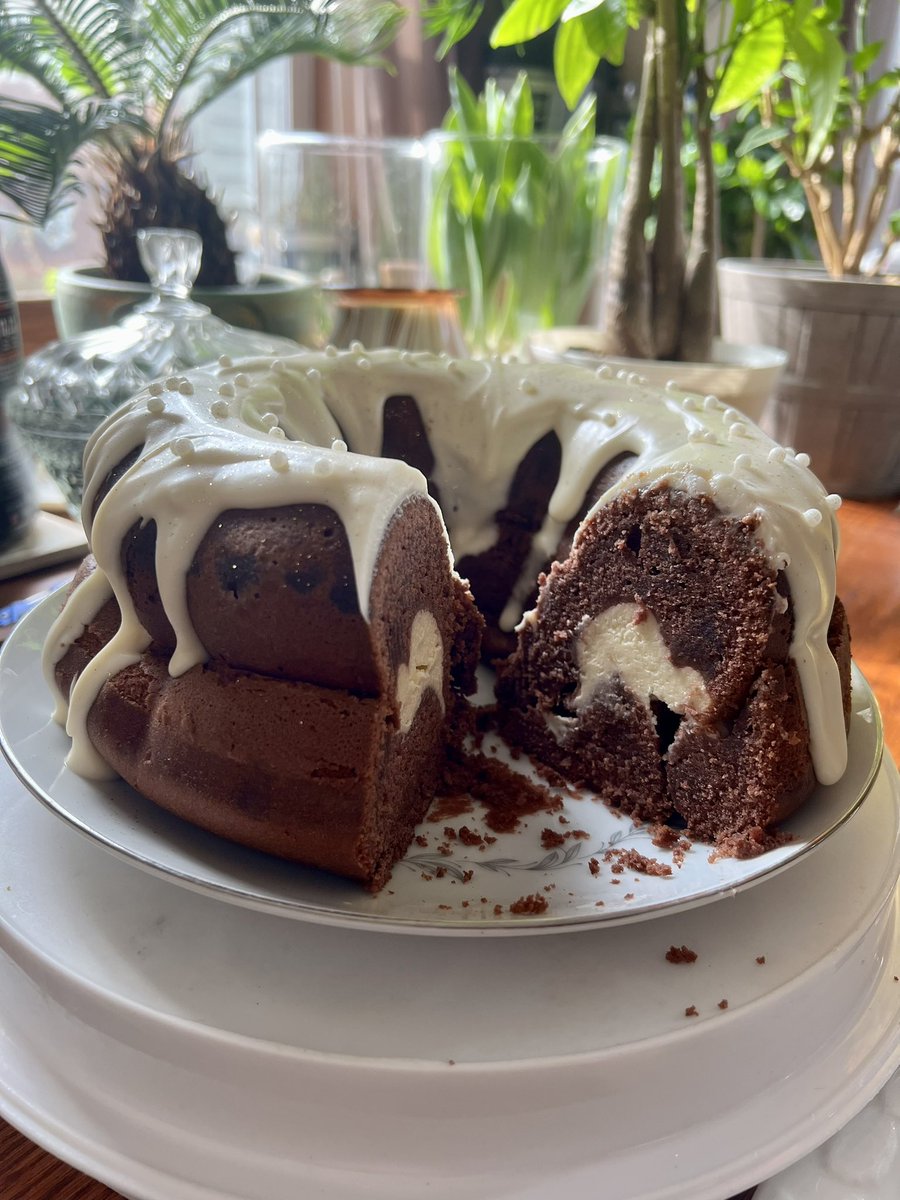 putyourhenzaup's tweet photo. ｳﾁの娘の「一体何時間かけて焼いてんだヨケーキ」っす。
レッドベルベット＋チーズケーキにクリームチーズフロスティングのコラボ。濃厚なお味だわあ😋
#baking #RedVelvetCheesecake #BundtCake #ケーキ #デザート https://t.co/m1MfEvrvTt