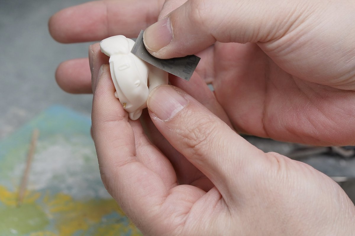 あとで参考になる様に目の下書き写真を撮っておいて、サフ吹き前に拭き取って、あとはサンドペーパー1000番あたりをかけておくとできた凸凹に塗装が食いついて剥がれにくくなるぞ。全体にやるのが一番だけど面倒であればマスキングテープを使いそうなところだけでもやっておくと良い。 