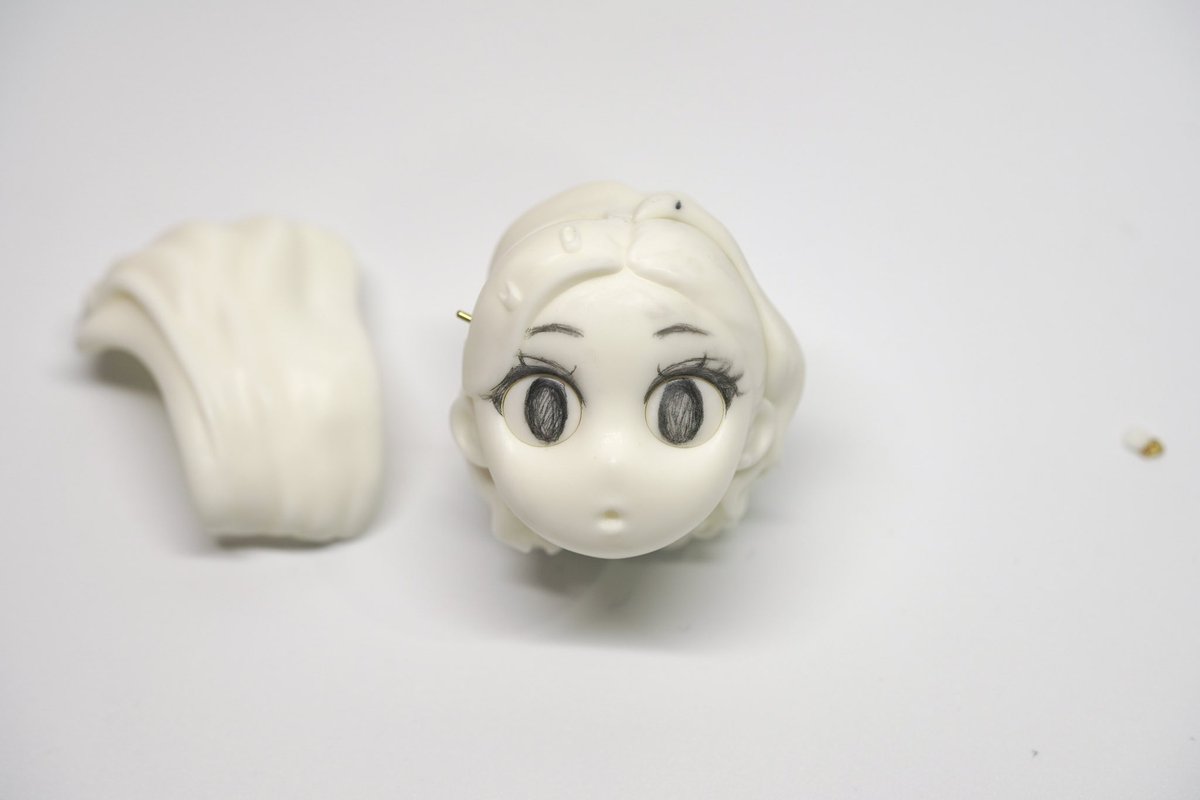 あとで参考になる様に目の下書き写真を撮っておいて、サフ吹き前に拭き取って、あとはサンドペーパー1000番あたりをかけておくとできた凸凹に塗装が食いついて剥がれにくくなるぞ。全体にやるのが一番だけど面倒であればマスキングテープを使いそうなところだけでもやっておくと良い。 