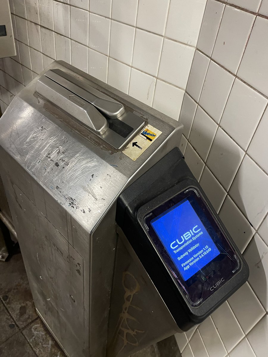 Rogue16x3's tweet image. Y’all wanna get rid of metrocards but then you have this headache!! What are we supposed to do with this? #ridiculous #nycproblems you tell the info kiosk guy who tells the security guy who told me to tell y’all!! 🤦🏻‍♀️🤦🏻‍♀️ @MTA