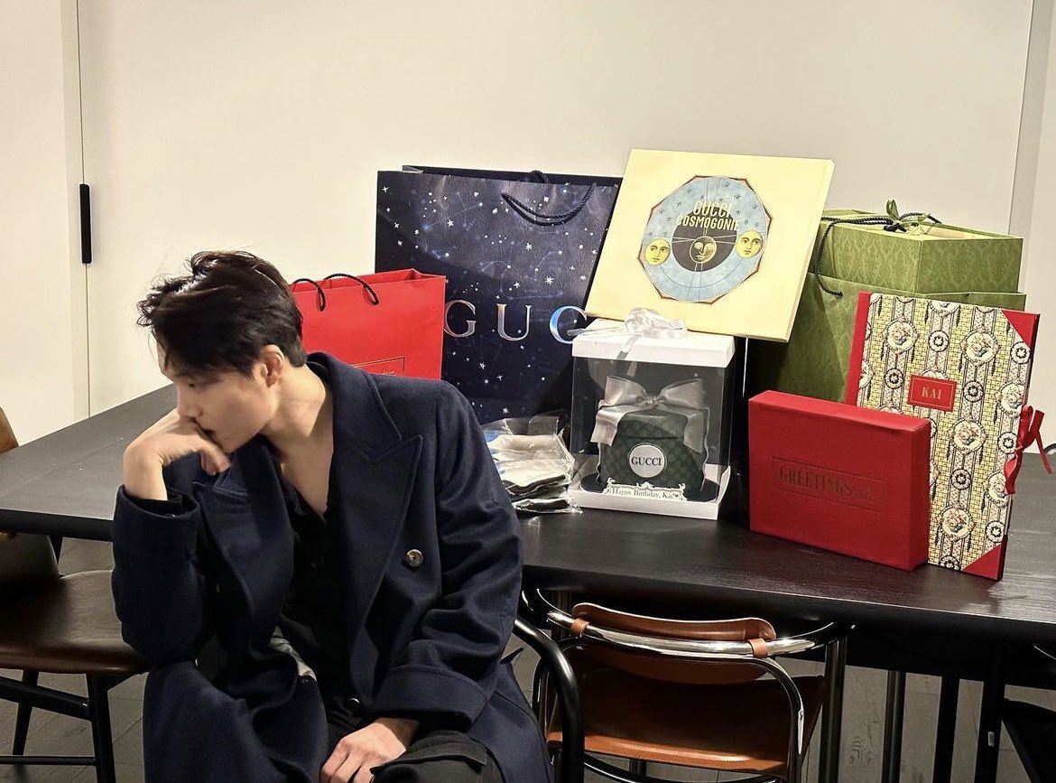 น้องไคอยู่กับกุชชี่มา 6 ปีแล้วอ่ะ เหมือนไม่นานแต่นานมากกกก มันครึ่งชีวิตนักร้องของเขาเลยนะ โคตรจะนาน แล้วกุชชี่ก็แสนจะรักแอมบาสเดอของนางเหลือเกิน ส่งซัพพอร์ต ส่งของขวัญ แคมเปญพิเศษก็ให้ทำ ออกคอลเลคชั่นให้ ส่งของขวัญวันเกิดไปให้ สุดๆ รักเหมือนลูกชายคนหนึ่ง