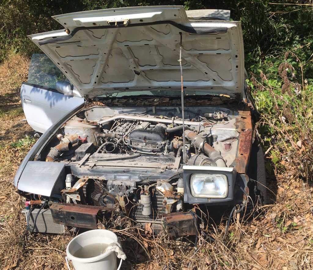 pinkplanet8's tweet photo. スカイラインミーティングにて

親切な人「180SX、20万でありますよ！リア凹みと燃料タンク欠品らしいです！」

なすも「見に行く！」
「…は？」

敵「欲しくなったら言ってくださいね！！」

…直すのに2年かかった。
 #あなたと車どんな物語がありますか https://t.co/obU7iMcDCY