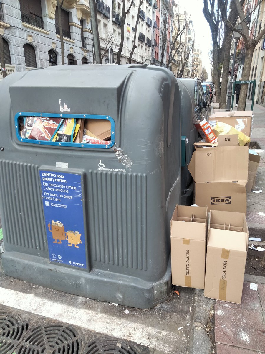 madrid_limpia's tweet photo. Seguramente @Lineamadrid sabe que está foto corresponde a la esquina de Ayala con Doctor Esquerdo.Llega el camión se lleva el cartón, el contenedor no se vacía, vienen los vecinos y dejan más basura junto al contenedor.Estas fotos son de hoy y del lunes. @AlmeidaPP_ no se entera? https://t.co/dBVxmM7UnP