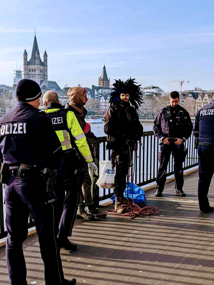 [18.01.] Jeder Tag ist Aktionstag: Heute hat sich in Köln eine Kleingruppe über dem Rhein abgeseilt.
Lützerath mag geräumt sein, aber der Kampf für Klimagerechtigkeit und ein gutes Leben für alle geht weiter ✊🔥