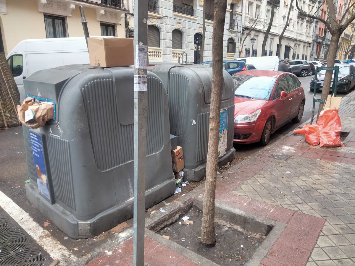 madrid_limpia's tweet photo. Seguramente @Lineamadrid sabe que está foto corresponde a la esquina de Ayala con Doctor Esquerdo.Llega el camión se lleva el cartón, el contenedor no se vacía, vienen los vecinos y dejan más basura junto al contenedor.Estas fotos son de hoy y del lunes. @AlmeidaPP_ no se entera? https://t.co/dBVxmM7UnP