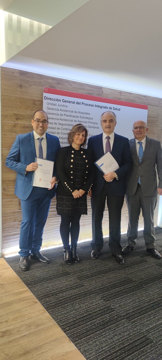Copomadrid's tweet photo. Esta mañana una representación de la junta de gobierno de @Copomadrid se ha reunido con distintos miembros de la Consejería de Sanidad @SaludMadrid para seguir consensuando la integración de los profesionales de #Podología en el #SERMAS tras la aprobación de #LeyÓmnibus 👣 https://t.co/GueD3l1jjn
